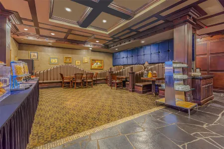 Days Inn & Suites by Wyndham West Edmonton Отели рядом с достопримечательностью «TELUS World of Science - Edmonton»