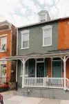 Comfy renovated townhome - heart of Downtown Lancaster 富蘭克林·馬歇爾學院附近的飯店