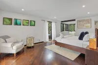 LUXE THIRROUL RESORT HOME, POOL, SPA, HOME THEATER ROOM SLEEPS 12 Hotels in Thirroul