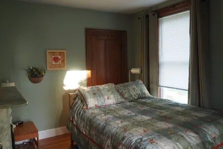 Elegant 19th Century New England Newly Renovated 1BR Vacation Rental Отели рядом с достопримечательностью «Государственный заповедник Октобер Маунтин»