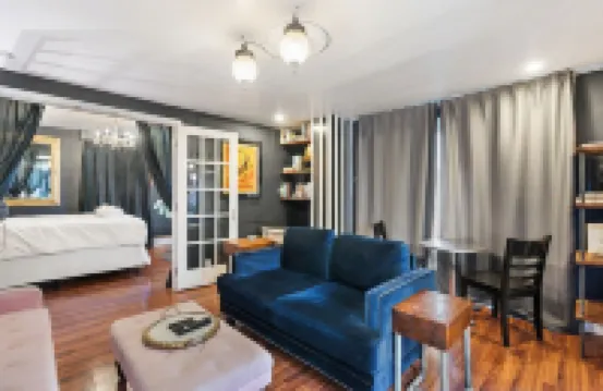 Classy Couve Walkable Downtown Apartment