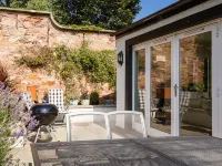 Luxury cottage with garden and parking in the heart of the village.  Sleeps 8. Hotels in Crail