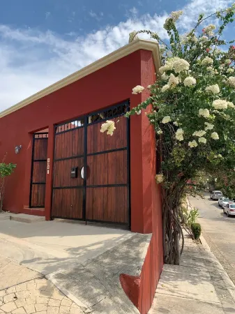 Tasteful Casita on a Quiet Street Near Beaches with Views! Отели рядом с достопримечательностью «Playa Carrizalillo»