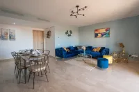 Blue Paradise,a ray of Sunshine Between sea & Pool