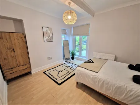 Seafront Apartment with Garden - Perfect location in Mumbles Отели рядом с достопримечательностью «Waterfront Viewpoint»