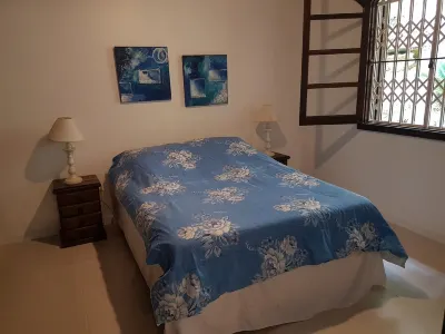 Beautiful beachfront house with pool and barbecue area Hotels near PRAÇA DO CRUZEIRO