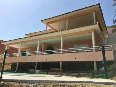 Beautiful apartment with sea view, swimming pool, near beaches and port  otelleri