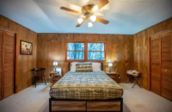 Serene Mtn cabin, views, hot tub, skiing, hiking, close to Asheville