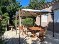 Air-conditioned family home with swimming pool, near L'Isle-sur-la-Sorgue Hotels in Lagnes