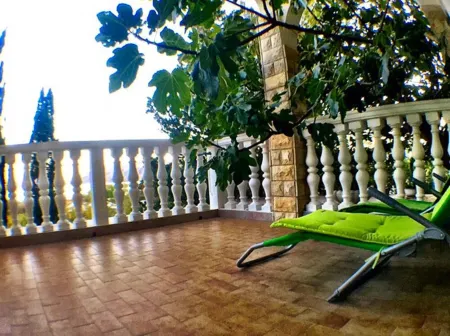 House overlooking paradise beach Отели в г. Rab