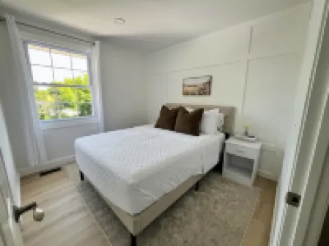 Fenced In Back Yard - Hot tub - King Bed