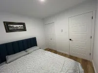 Cozy 2 Bedroom Basement โรงแรมใน