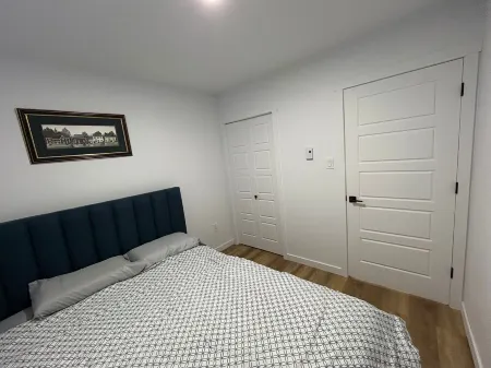 Cozy 2 Bedroom Basement Отели рядом с достопримечательностью «Университет Реджайна»