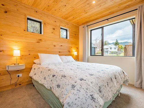 Blue Door Chalet - Ohakune Bach with spa.  Close to town centre.