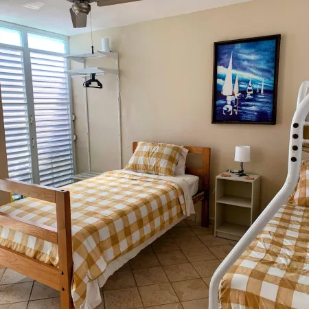 Spacious 3 bedrooms penthouse, near Combate Beach: Pools, Fun & Amazing Sunsets