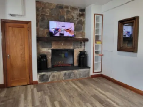 Beautiful, new cottage with stunning views. Prime location in Port Loring