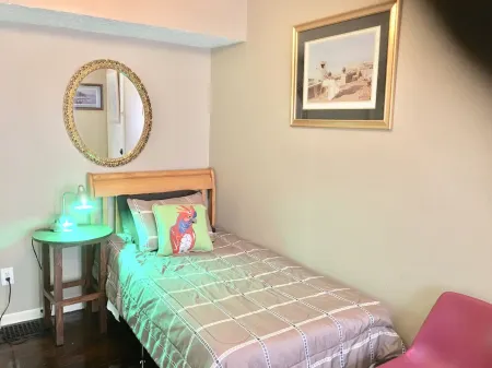 2Bed/1Bath ~ First Floor House, 7 min. Downtown