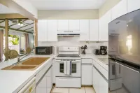 Beachfront Resort Condo, Walk to Atlantis - 2-Star
