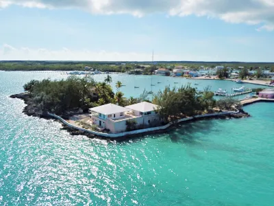 Centrally located - Gorgeous view of Elizabeth Harbour Hotels near Garden Creations Plant Centre