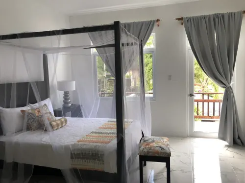 Fully staffed. private, Beachfront villa with a pool in Negril, Jamaica