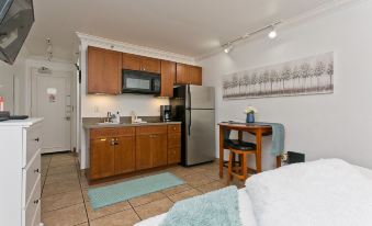 King Bed Suite at Waikiki Grand - 0225u12000lkw25mv0129 R 339 206 R5 D