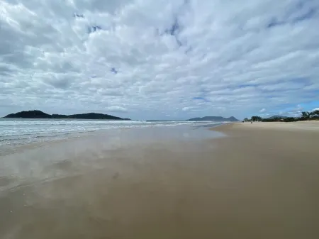 Lindo Apto em Condo Clube em Frente ao mar do Campeche Отели в г. Флорианополис