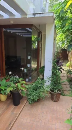 Cozy Glass Villa home. Five minutes walk to the happening Varkala cliff Отели рядом с достопримечательностью «Varkala Cliff Side»