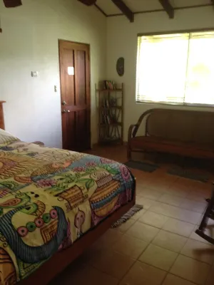 Slice Of Paradise, Bungalow for 2, full kitchen & bath, king bed, AC, & gazebo