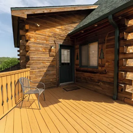 Cozy 3-bdrm cabin in Warrens with AC WiFi and a beautiful view off the back deck