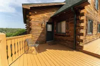 Cozy 3-bdrm cabin in Warrens with AC WiFi and a beautiful view off the back deck