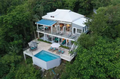 Stunning home. Amazing views,6 bdrm, private pool-Cruz Bay Rennovated, Generator โรงแรมใน