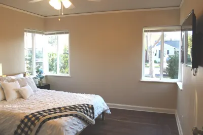 Cozy Brick-house With Spacious Backyard Hotels near Sky Zone Trampoline Park