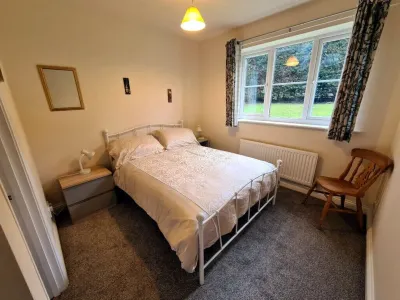 Elderflower Cottage, fresh countryside bungalow 1.5 miles from historic Stamford Stamford School附近的飯店