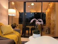 Chic 2-bedroom apartment with WiFi, balcony with mountain views pool in Río Oro