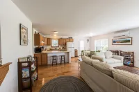 Beautiful 3 bedroom  2 bath Home / Close to Town & Beach Hôtels à : Oak Bluffs