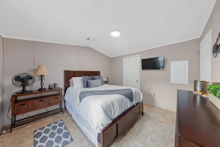 Home with private pool and deck with boat slip Отели в г. Порт Исабел