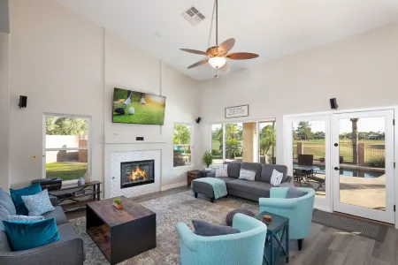 Golf View, Prime Area, Heated Pool, Spa, Fun Game Room, Putting Green, and More Отели рядом с достопримечательностью «Окотильо Голф Клаб»