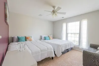 Beautiful 4bd 2bath House w/pool close to CLT Hotels near Rivergate
