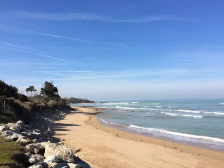 Renovated fisherman's house: small garden, heart of village, near beaches-Wifi, bikes Отели рядом с достопримечательностью «Location Mobil Home 3 chambres 5 pers. max»