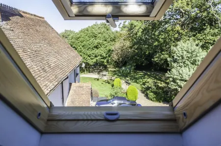 Four Bedroom Holiday House Bembridge - 200 Yards From Beach - Good Reviews. Отели в г. Бембридж