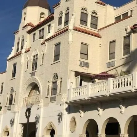 Delux Queen Room , 1 block to the Beach, TV, Pool, WiFi