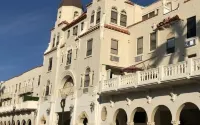 Delux Queen Room , 1 block to the Beach, TV, Pool, WiFi