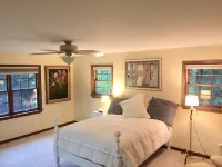 "Five Bedroom Luxury by the River " Hotels in Glendale