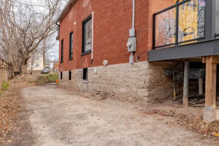 Single Bachelor unit en-suite Across from Google