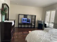 Luxury Chic 1BED Detached house in Central Brantford