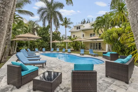 NEW Luxury, 4BDR, Spacious, Paradise Island, Steps from Atlantis, Pool Отели в г. Остров Парадайз