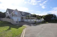 Stylish & Cozy House - 5min from the beach!