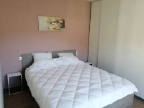 Comfortable T2 elevator private parking air conditioning wifi 300 m from the spa Hotels in Lamalou-les-Bains
