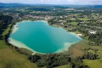 4-bed apartment ideally located 10 minutes walk from the lake