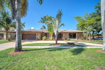 Hollywood Florida centrally located house for large group gathering. Seminole Okalee Indian Village 주변 호텔